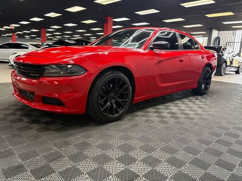 Used 2018 Dodge Charger SXT w/ Blacktop Package RWD image 4