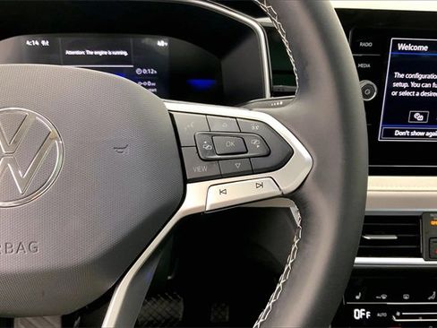 Used 2025 Volkswagen Taos SE w/ Panoramic Sunroof Package image 19