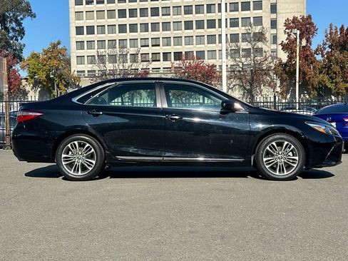 Used 2017 Toyota Camry SE image 3