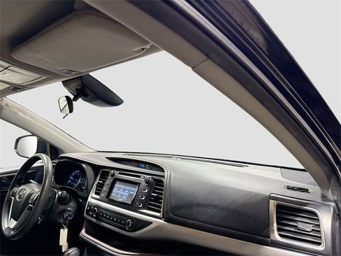 Used 2019 Toyota Highlander LE image 26