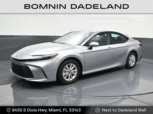 Used 2025 Toyota Camry LE w/ Convenience Package FWD image 1