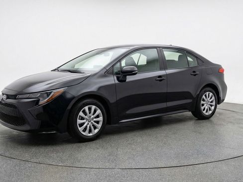 Used 2025 Toyota Corolla LE FWD image 3