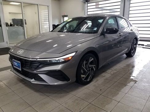 Certified 2025 Hyundai Elantra Sport image 2