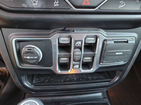 Used 2020 Jeep Wrangler Unlimited Sahara AWD/4WD image 18