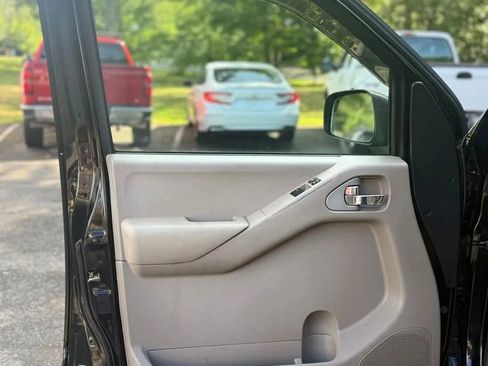 Used 2010 Nissan Frontier SE w/ SE Value Truck Pkg AWD/4WD image 12