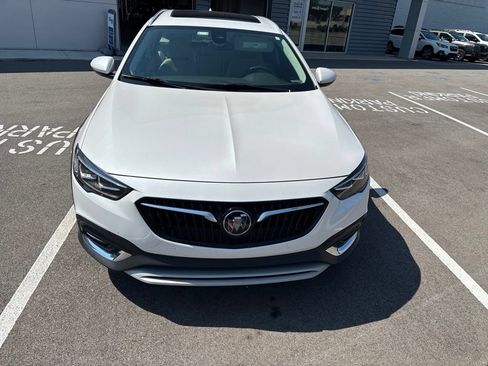 Used 2018 Buick Regal Essence w/ Driver Confidence Package #1 AWD/4WD image 2