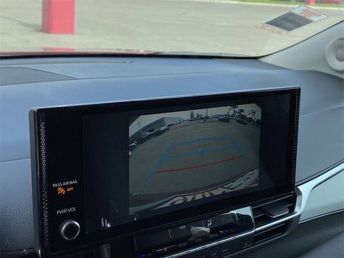 Used 2025 Toyota Sienna XLE image 8