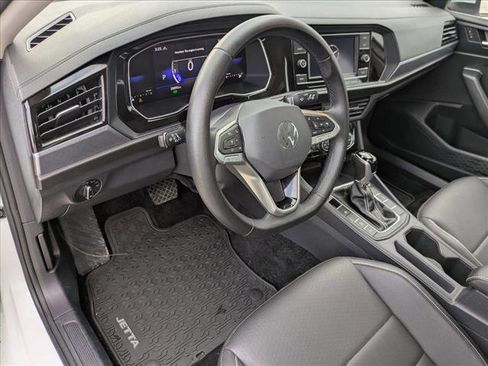 Used 2024 Volkswagen Jetta SE image 3