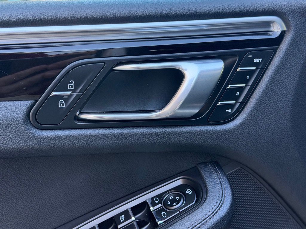 Used 2023 Porsche Macan AWD/4WD image 17