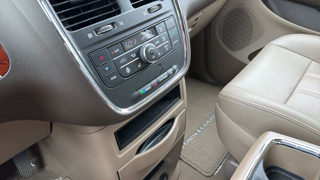 Used 2015 Chrysler Town & Country Touring-L w/ Driver Convenience Group FWD image 26