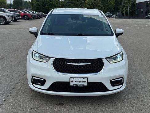 Used 2023 Chrysler Pacifica Touring-L FWD image 33