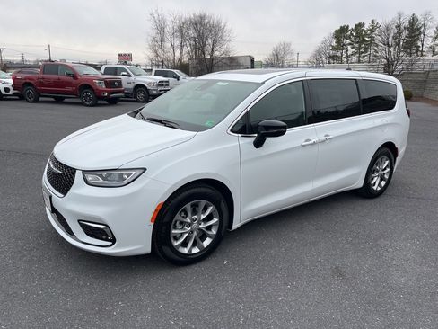 New 2026 Chrysler Pacifica Limited image 5