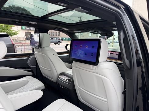 Used 2025 Cadillac Escalade Sport Platinum w/ LPO, ONYX Package AWD/4WD image 17
