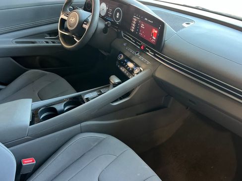 Used 2025 Hyundai Elantra SEL FWD image 17