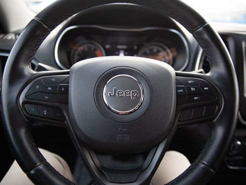 Used 2019 Jeep Cherokee Trailhawk image 11