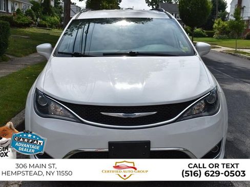 Used 2025 Chrysler Pacifica Select FWD image 2