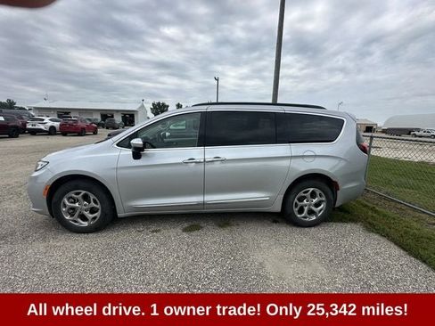 Used 2023 Chrysler Pacifica Limited AWD/4WD image 5
