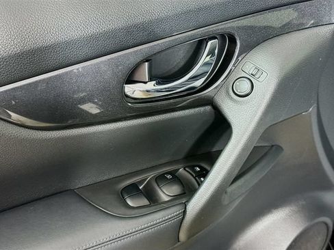 Used 2018 Nissan Rogue S AWD/4WD image 21