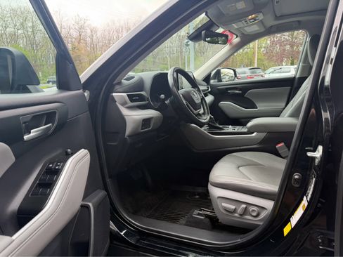 Used 2022 Toyota Highlander XLE AWD/4WD image 14