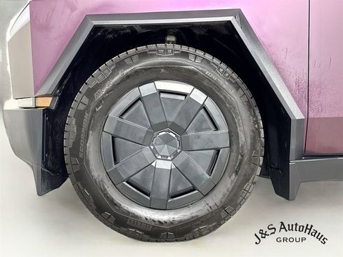 Used 2024 Tesla Cybertruck AWD Crew Cab image 39