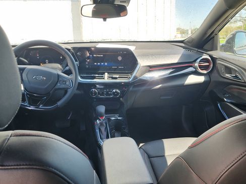 Used 2025 Chevrolet Trax RS w/ Sunroof Package FWD image 8