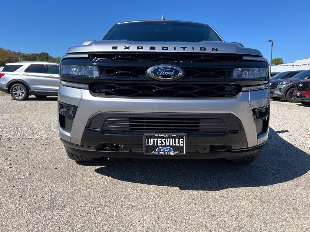 Used 2022 Ford Expedition Limited AWD/4WD image 3