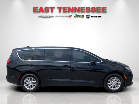 New 2026 Chrysler Pacifica Select image 2