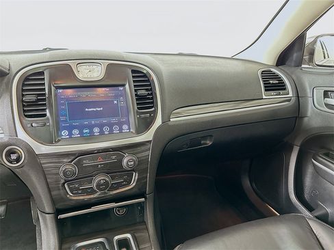 Used 2020 Chrysler 300 Touring L w/ Value Package image 20