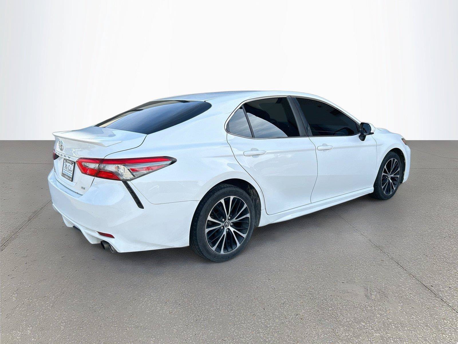 Used 2018 Toyota Camry SE w/ Moonroof Package FWD image 4