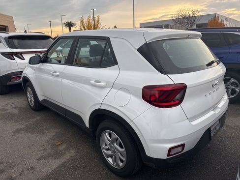 Certified 2025 Hyundai Venue SE image 3