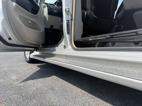 Used 2011 Chrysler Town & Country Touring FWD image 29