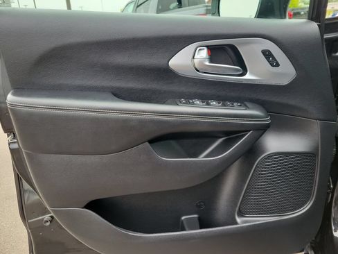 Used 2020 Chrysler Pacifica Limited w/ Advanced Safetytec Group FWD image 20