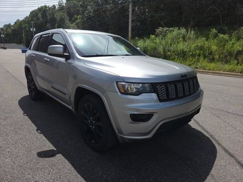 Used 2018 Jeep Grand Cherokee Altitude RWD image 1