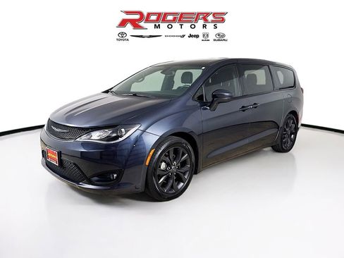 Certified 2020 Chrysler Pacifica Touring w/ S Appearance Package image 3