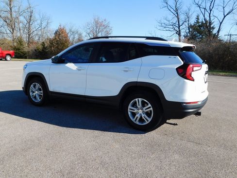 Used 2023 GMC Terrain SLE w/ Driver Convenience Package image 5