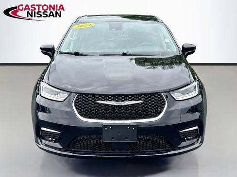 Used 2024 Chrysler Pacifica Touring-L FWD image 2