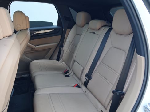 Used 2021 Porsche Cayenne AWD/4WD image 36