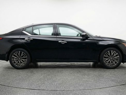 Used 2025 Nissan Altima 2.5 SV FWD image 11