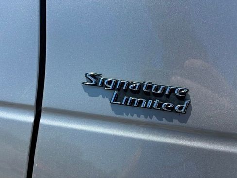 Used 2006 Lincoln Town Car Signature Limited RWD image 18
