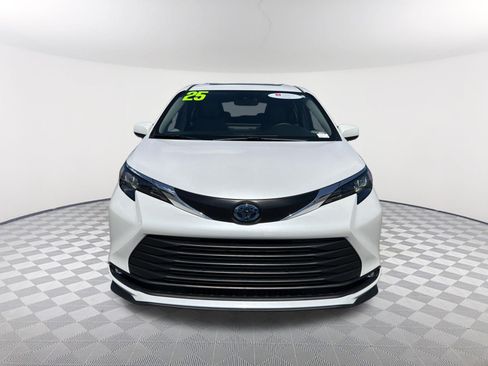 Certified 2025 Toyota Sienna XLE FWD image 2