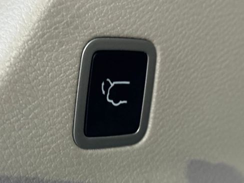 Used 2024 Chrysler Pacifica Touring-L image 25