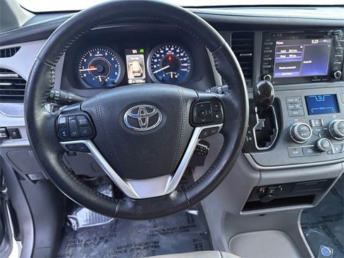 Used 2020 Toyota Sienna Limited Premium image 15