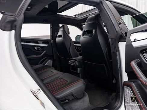 Used 2019 Lamborghini Urus AWD/4WD image 26