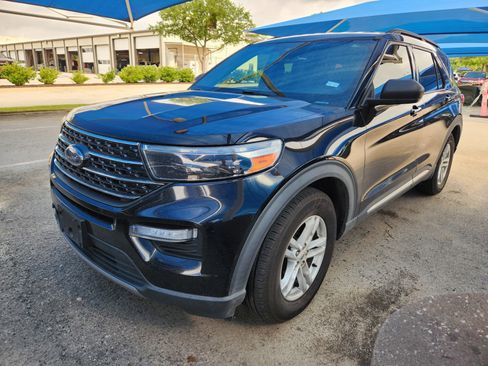 Used 2020 Ford Explorer XLT w/ Equipment Group 202A RWD image 2