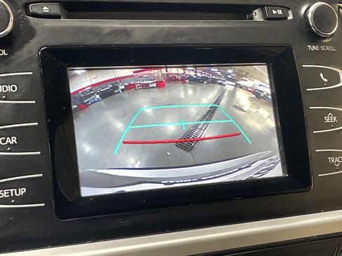 Used 2018 Toyota Highlander LE image 25