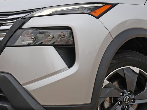Used 2024 Nissan Rogue SV FWD image 11
