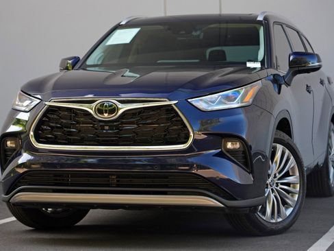 Used 2025 Toyota Highlander Platinum AWD/4WD image 3