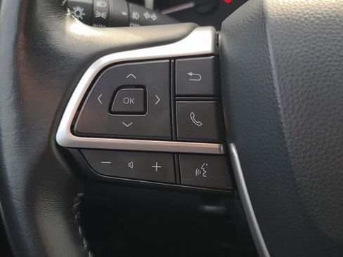 Used 2024 Toyota Highlander LE AWD/4WD image 28