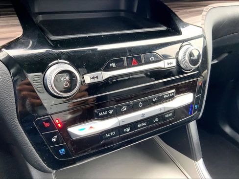 Used 2021 Ford Explorer Limited w/ Equipment Group 301A AWD/4WD image 36