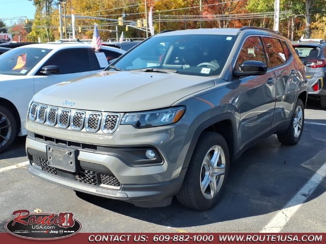 Used 2023 Jeep Compass Latitude w/ Convenience Group AWD/4WD image 3